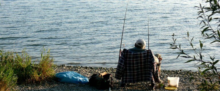 Angler angelt am Abend