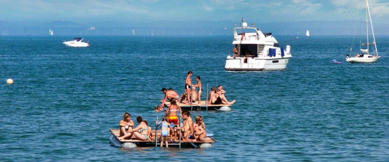 Badende Menschen auf dem See