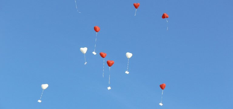 Luftballons und blauer Himmel
