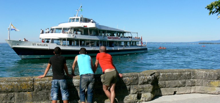 Schiff fährt in Hafen von Rorschach