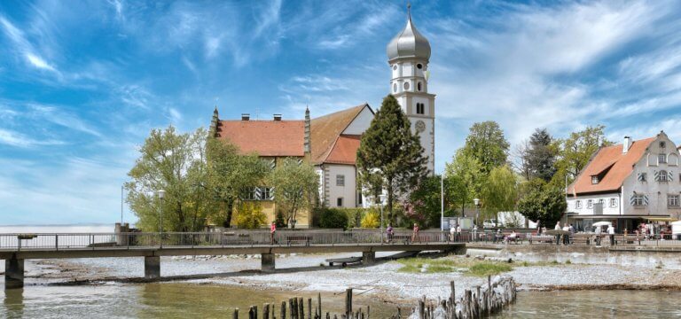 Kirche am See in Wasserburg