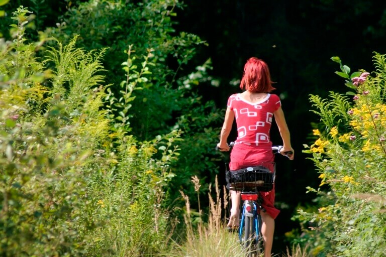 Radtouren "Der unbekannte Bodensee" 1 Radfahrerin am Bodensee