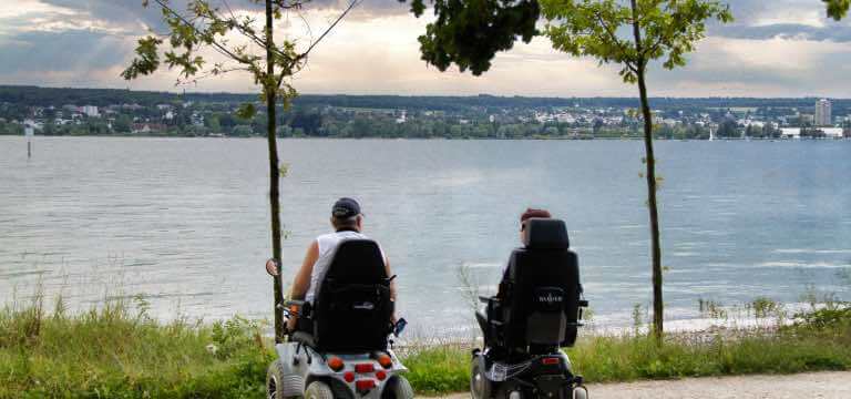 Rollstuhlfahrer am Bodensee